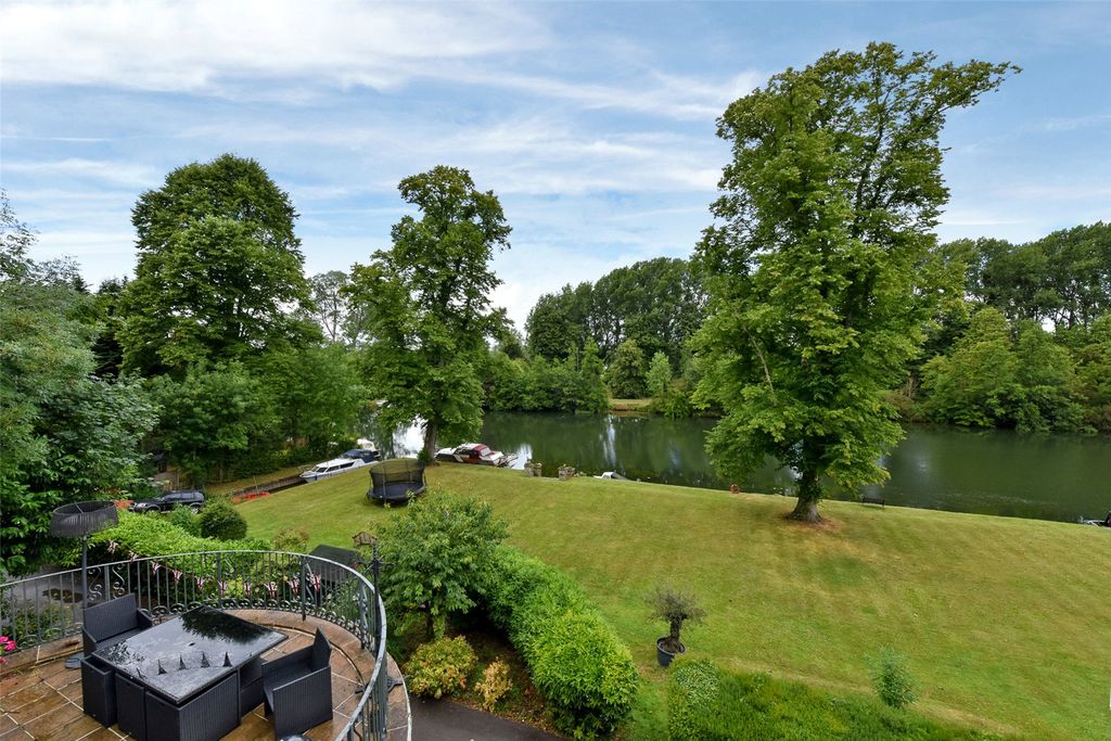 3 bed semi-detached house to rentQuarry Wood, Marlow, Buckinghamshire SL7