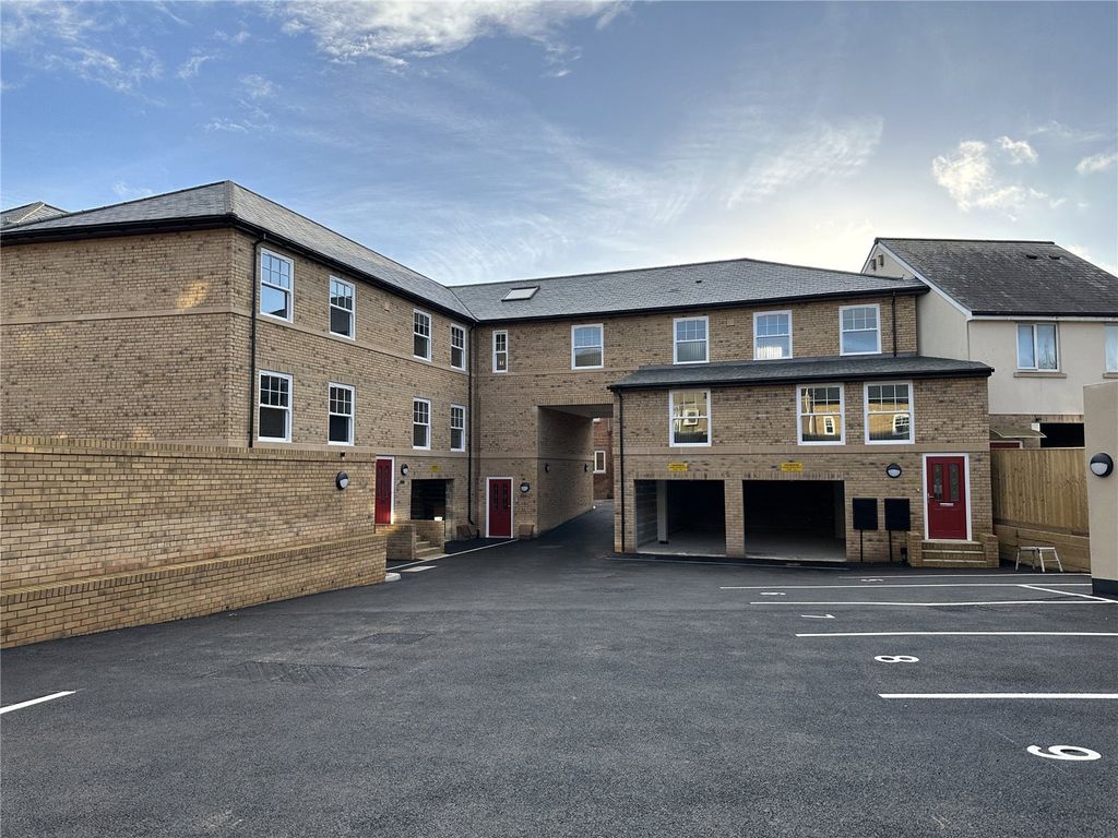 2 bed flat to rentWood Street, Taunton, Somerset TA1