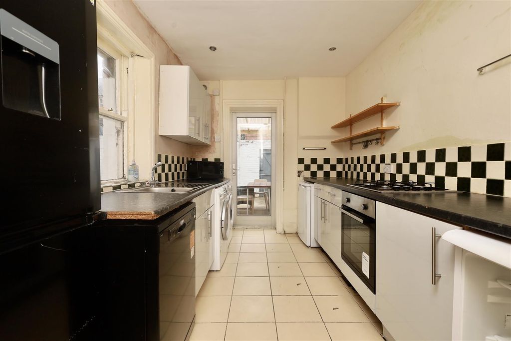 6 bed shared accommodation to rentLarkspur Terrace, Jesmond, Newcastle Upon Tyne NE2 photo 3