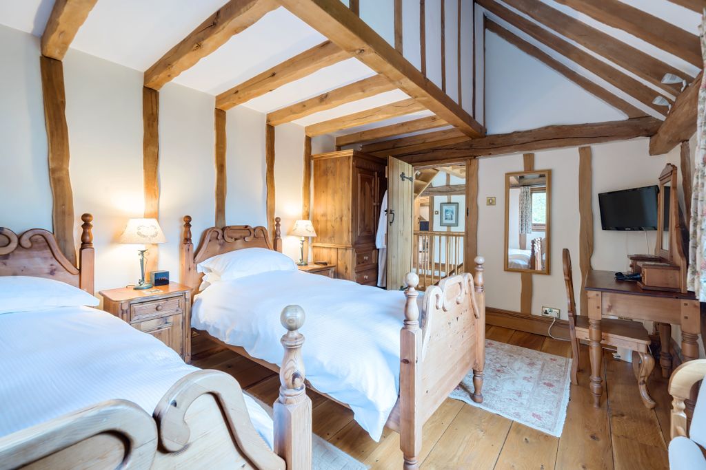 Additional image 2 of 5 bed detached house to rentWalnut Barn, West Sussex RH13