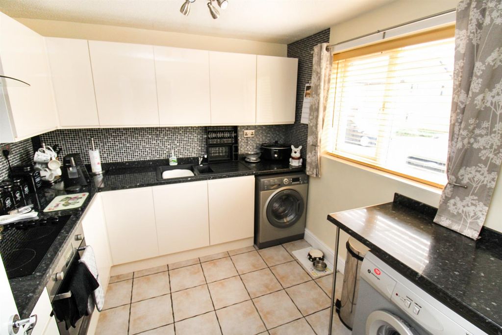 Additional image 4 of 2 bed flat to rentTunwell Lane, Corby NN17