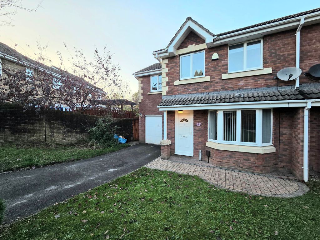 4 bed semi-detached house to rentVale Reach, Pencoed CF35
