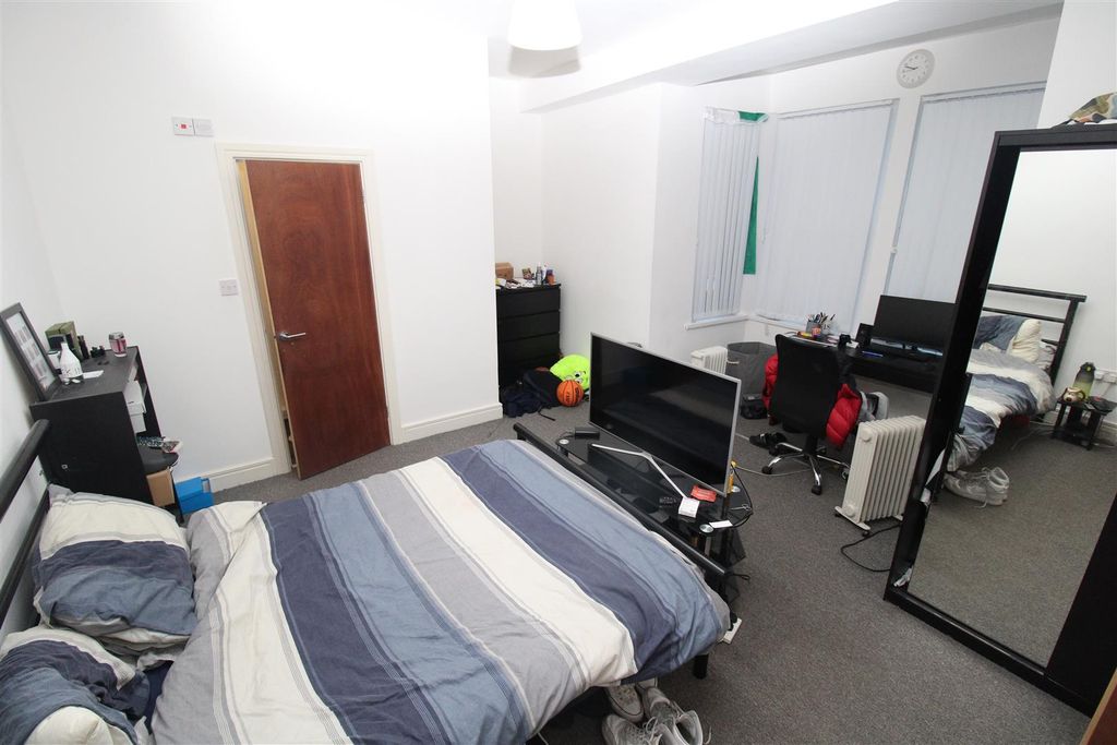 Room to rentLlantwit Road, Treforest CF37 photo 2