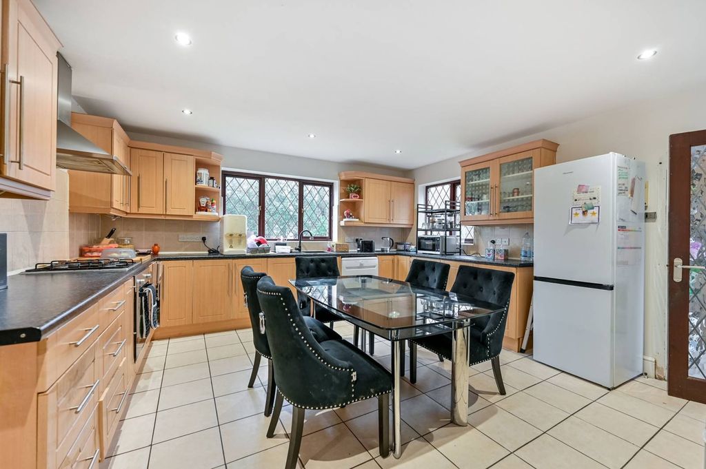 Additional image 5 of 5 bed detached house to rentThe Fisheries, Bray, Maidenhead SL6