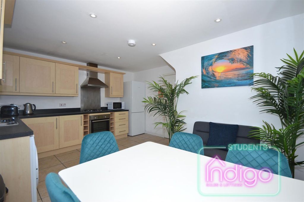 Additional image 9 of 5 bed property to rentChervil Close, Newcastle ST5