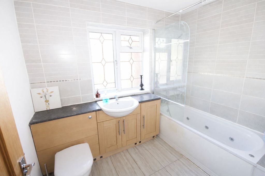 Additional image 9 of 9 bed detached house to rentSomerset Way, Iver SL0