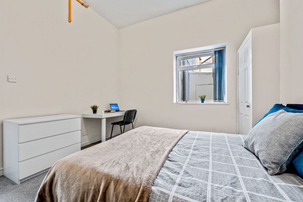 7 bed shared accommodation to rentWalter Road, Swansea SA1 photo 3