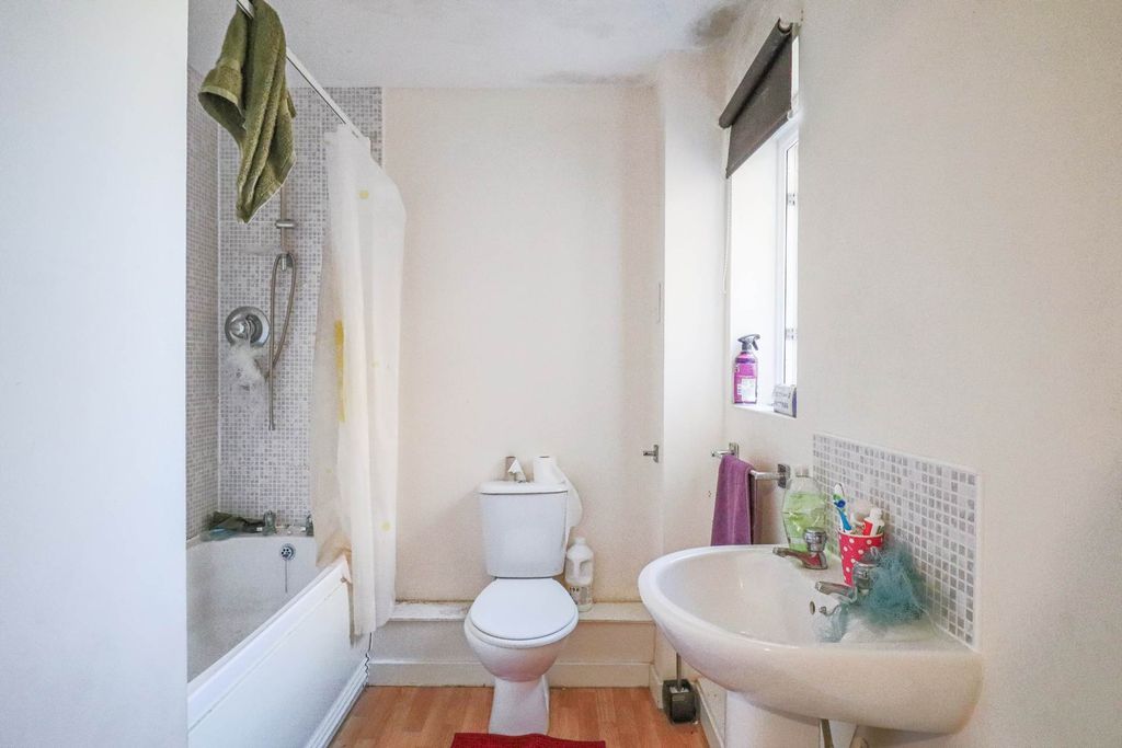 2 bed flat to rentMacfarlane Chase, Weston-Super-Mare BS23 photo 2