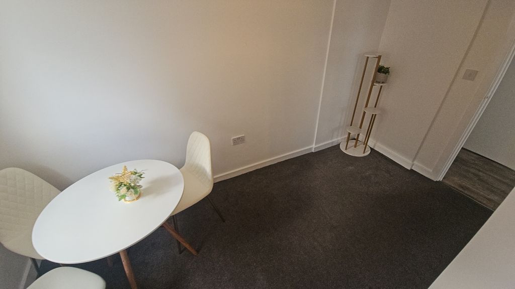 Additional image 3 of 3 bed flat to rentRegency Place, Chapel Street, Luton LU1