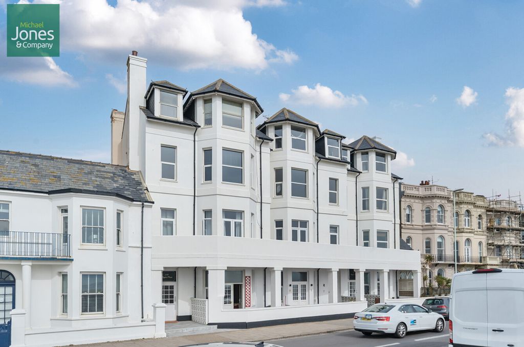 2 bed flat to rentMarine Parade, Worthing, West Sussex BN11