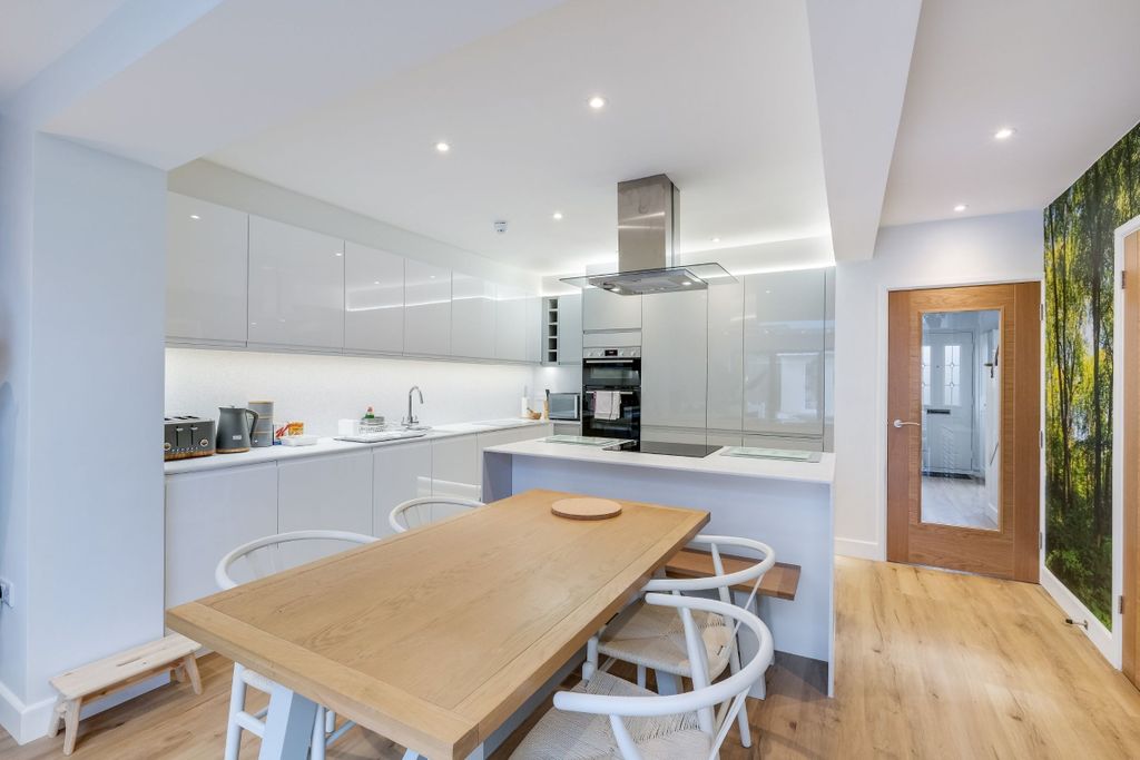 Additional image 2 of 6 bed semi-detached house to rentChurch Road, Iver SL0