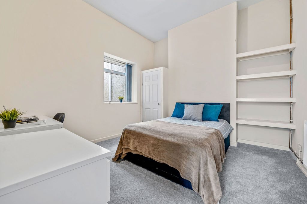 7 bed shared accommodation to rentWalter Road, Swansea SA1 photo 2