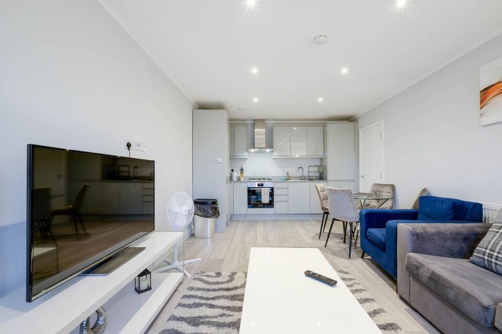 Additional image 2 of 2 bed flat to rentWest Wycombe Road, High Wycombe HP12