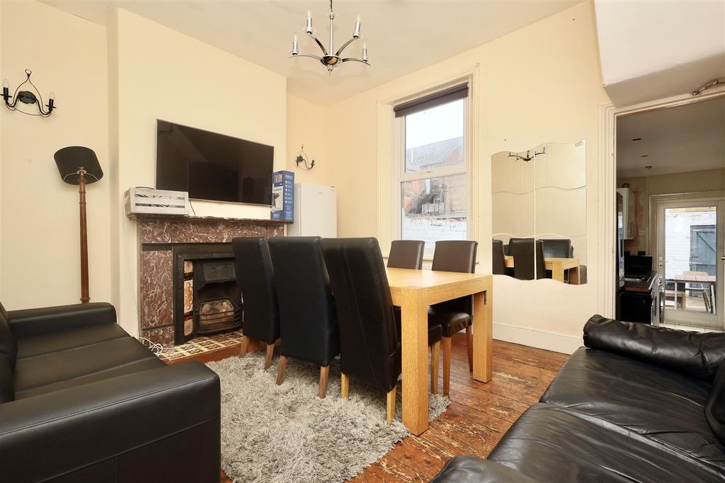 6 bed shared accommodation to rentLarkspur Terrace, Jesmond, Newcastle Upon Tyne NE2 photo 2