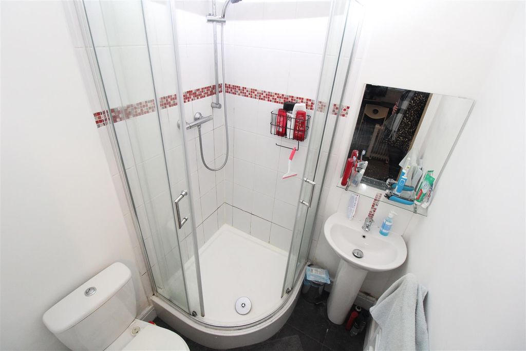 Room to rentLlantwit Road, Treforest CF37 photo 4