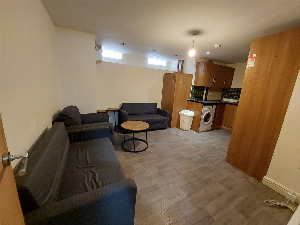 5 bed shared accommodation to rentCrwys Road, Cardiff CF24 photo 2