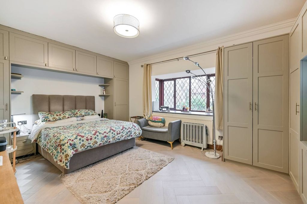 Additional image 7 of 5 bed detached house to rentThe Fisheries, Bray, Maidenhead SL6