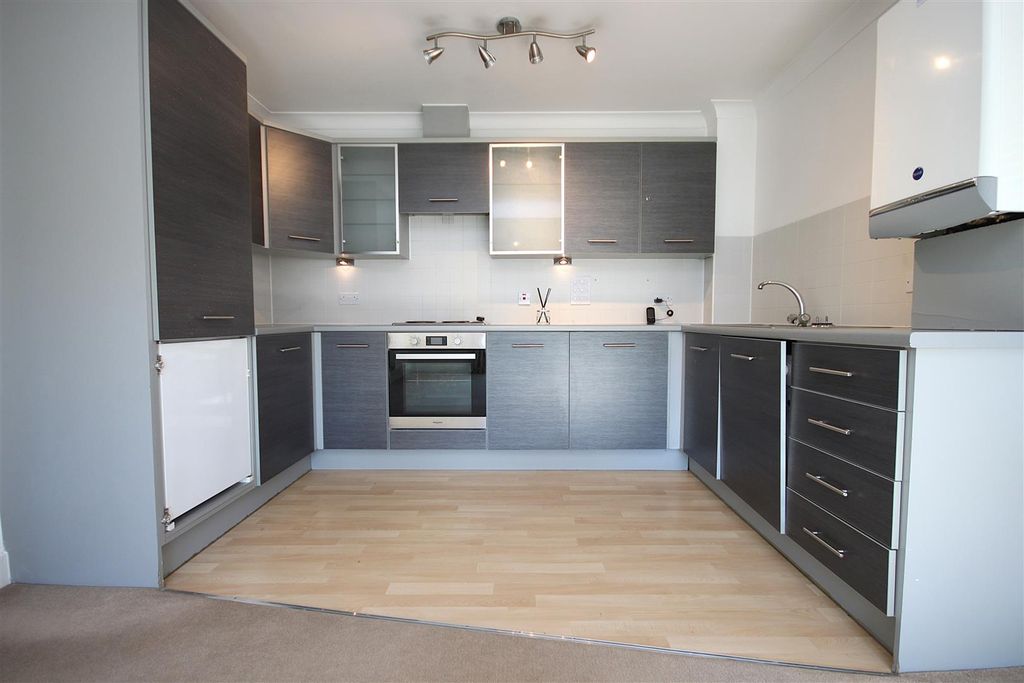 Additional image 4 of 2 bed flat to rentHighbury Drive, Leatherhead KT22