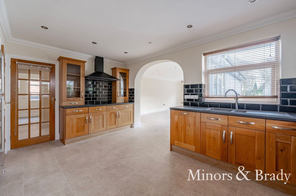 Additional image 3 of 5 bed detached bungalow to rentYarmouth Road, Lowestoft NR32
