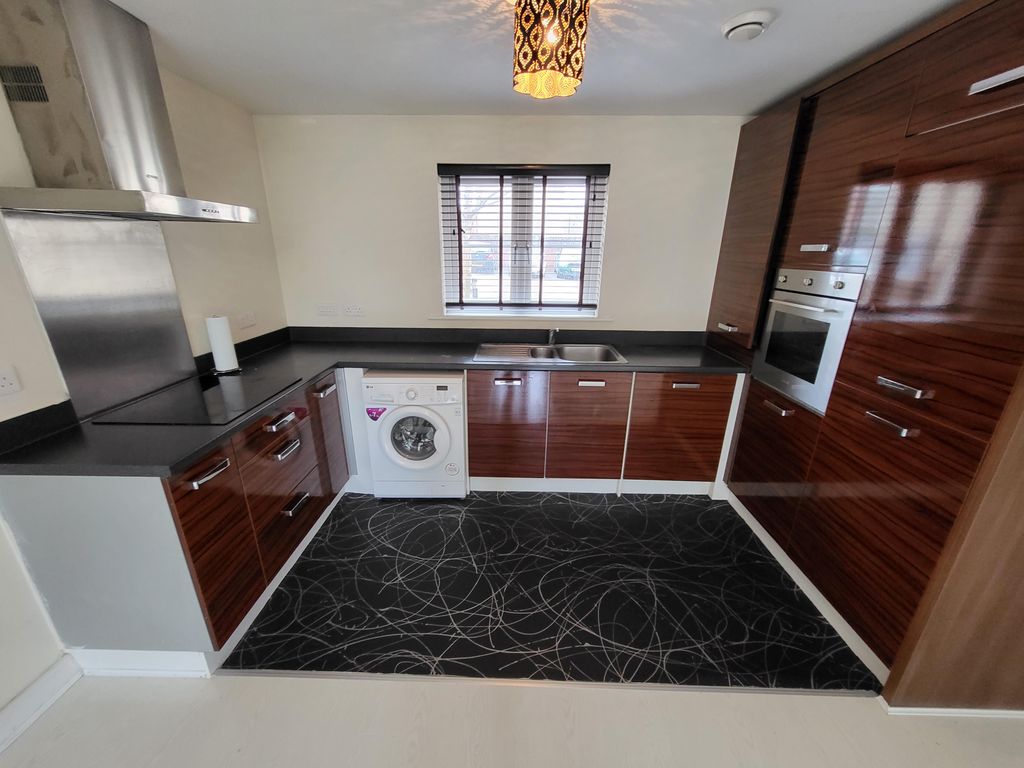 2 bed flat to rentEast Fields Road, Bristol BS16 photo 2