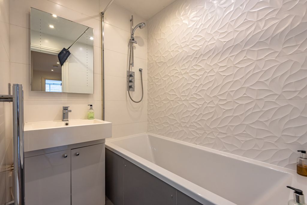 Additional image 8 of 2 bed flat to rentBear Lane, Newbury RG14