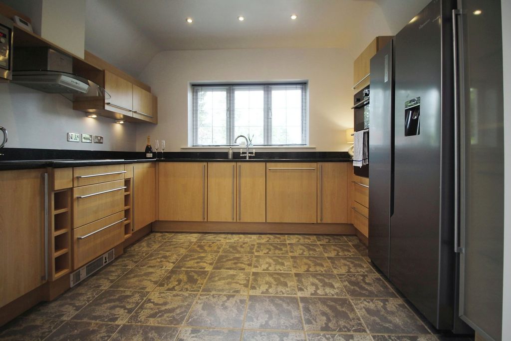 Additional image 2 of 2 bed flat to rentKnutsford Road, Wilmslow, Cheshire SK9