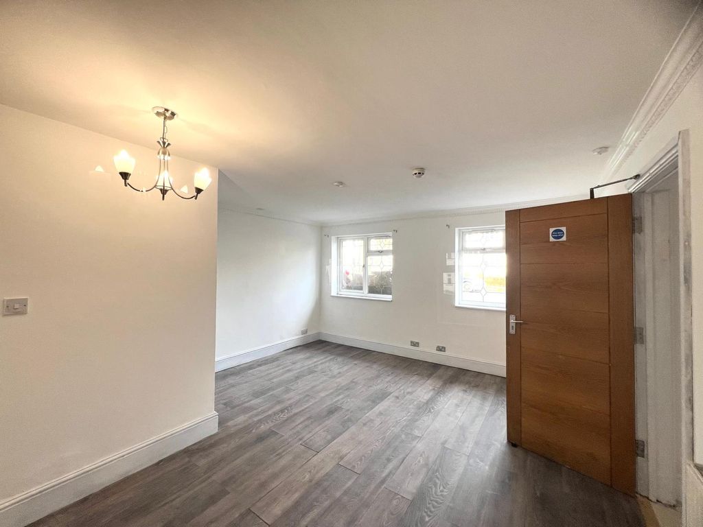 Additional image 15 of 10 bed detached house to rentSomerset Way, Iver SL0
