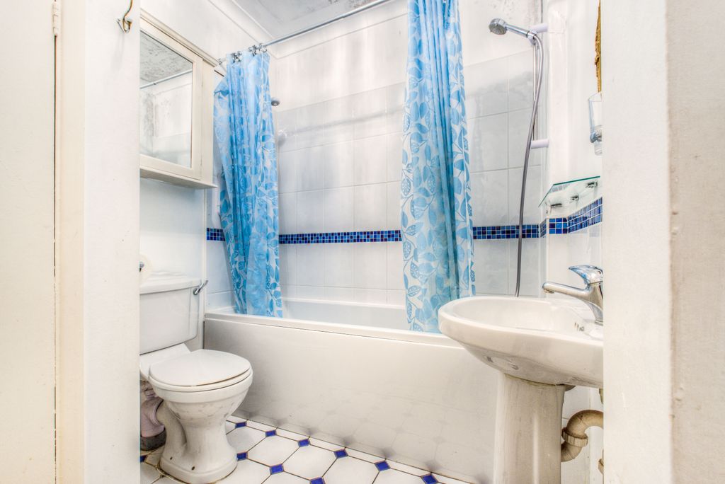 Additional image 5 of 2 bed flat to rentClarendon Square, Leamington Spa CV32