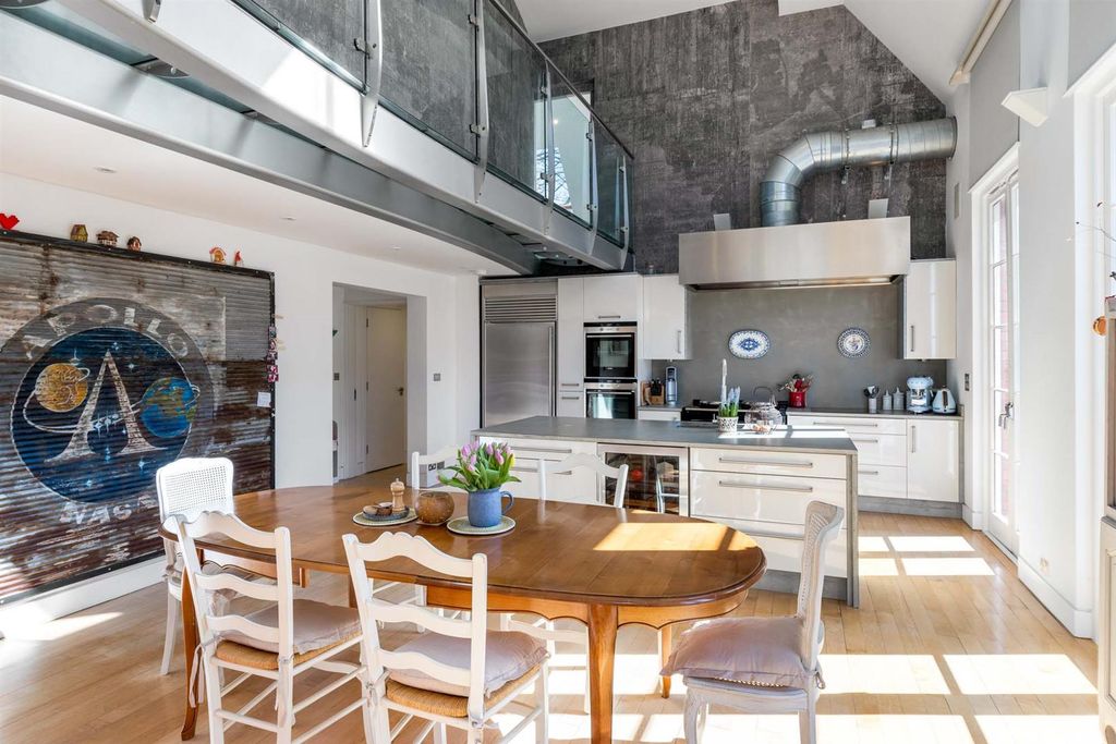 5 bed property to rentBishopsgate Road, Englefield Green TW20 photo 4