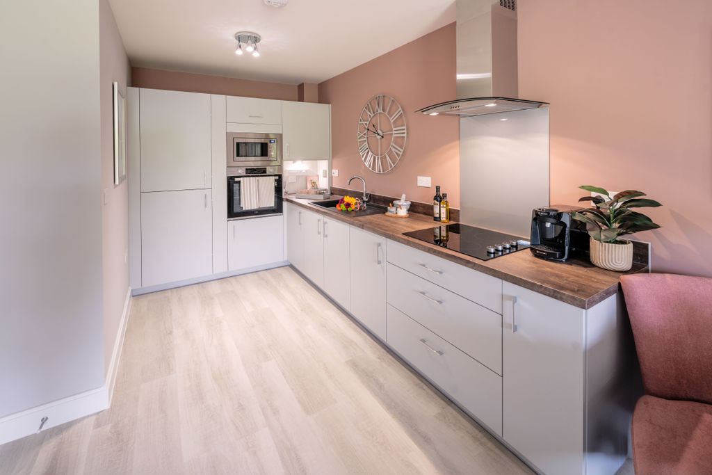 2 bed flat to rentBath Road, Devizes SN10 photo 2