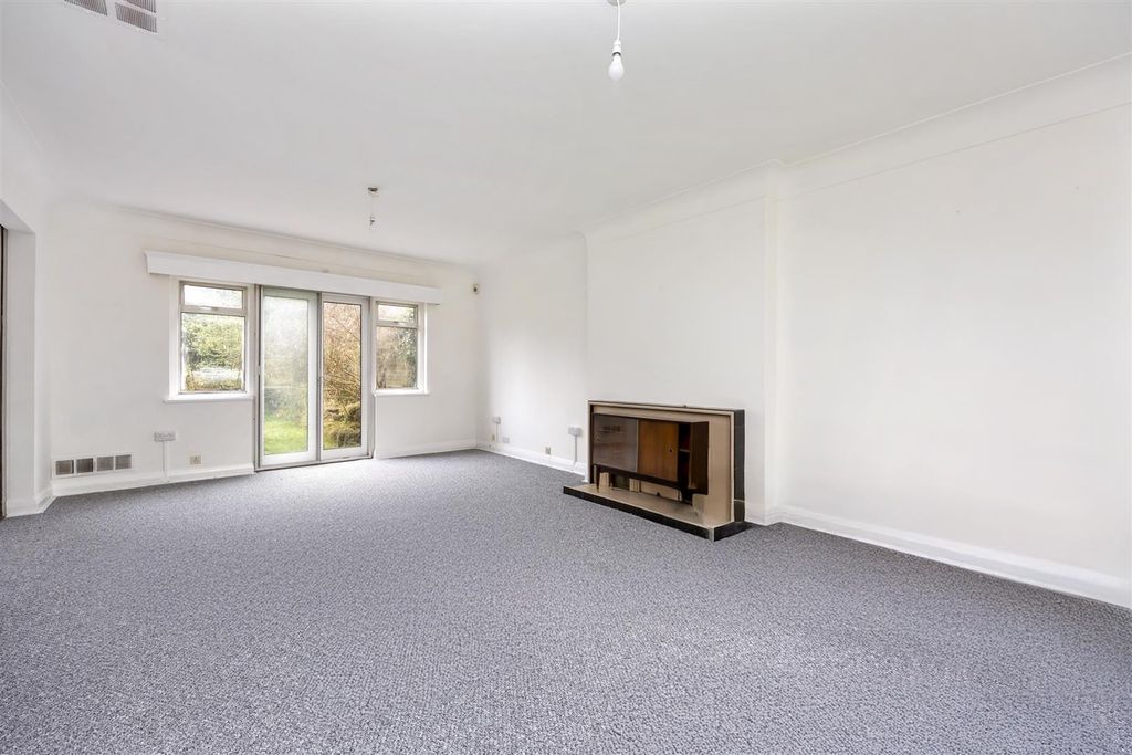 Additional image 3 of 4 bed detached house to rentBeccles Road, Worthing BN11