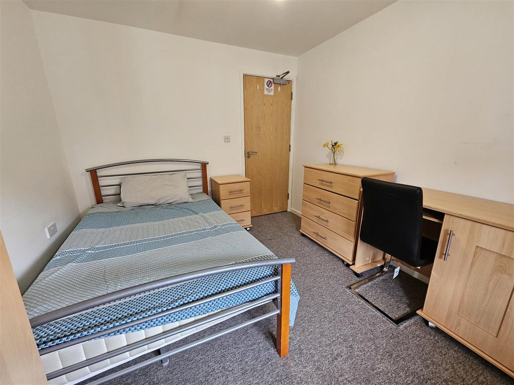 5 bed shared accommodation to rent5 The Forum, Tiverton Way, Cambridge - Group Saver CB1 photo 3