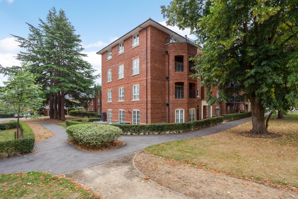 Additional image 19 of 2 bed flat to rentWindsor Court, Marlow SL7