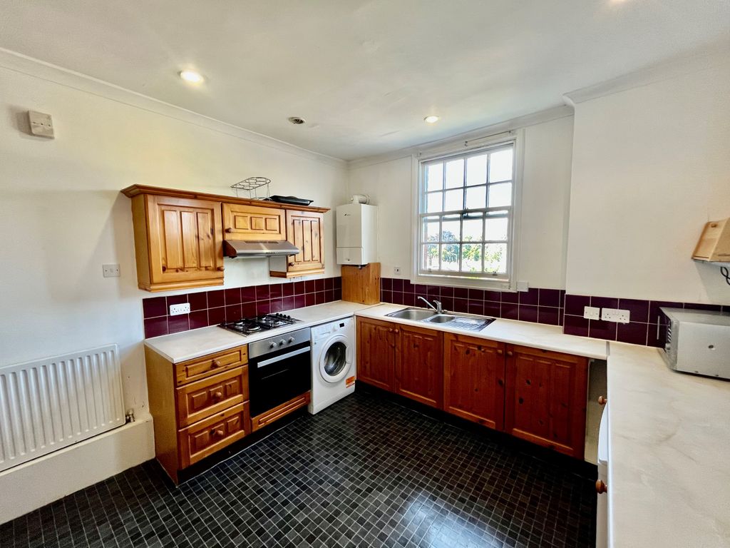 Additional image 3 of 2 bed flat to rentClarendon Square, Leamington Spa CV32