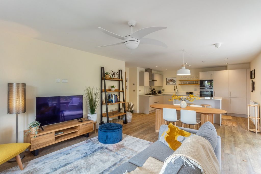 Additional image 4 of 2 bed flat to rentWindsor Court, Marlow SL7