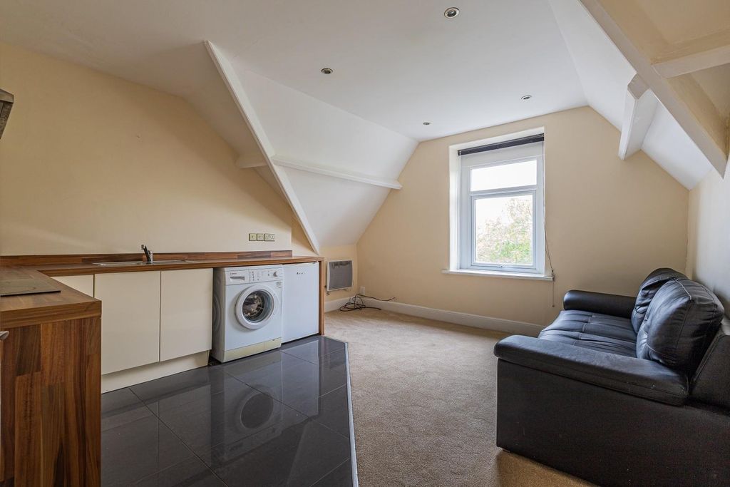 Additional image 3 of 2 bed flat to rentWindsor Road, Penarth CF64