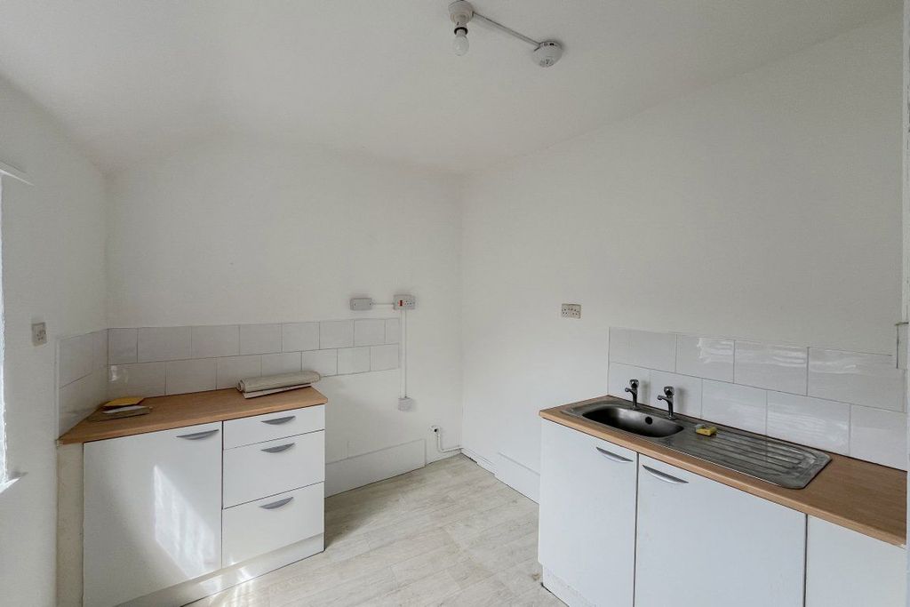 Additional image 2 of 1 bed flat to rentFlat C 7/11 Tredegar Street, Risca NP11