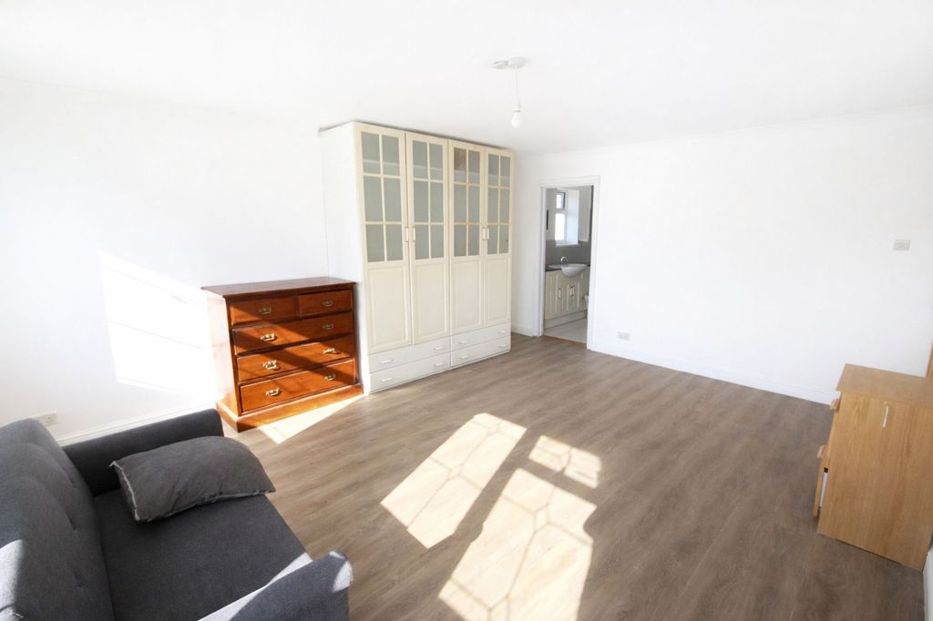 Additional image 4 of 9 bed detached house to rentSomerset Way, Iver SL0