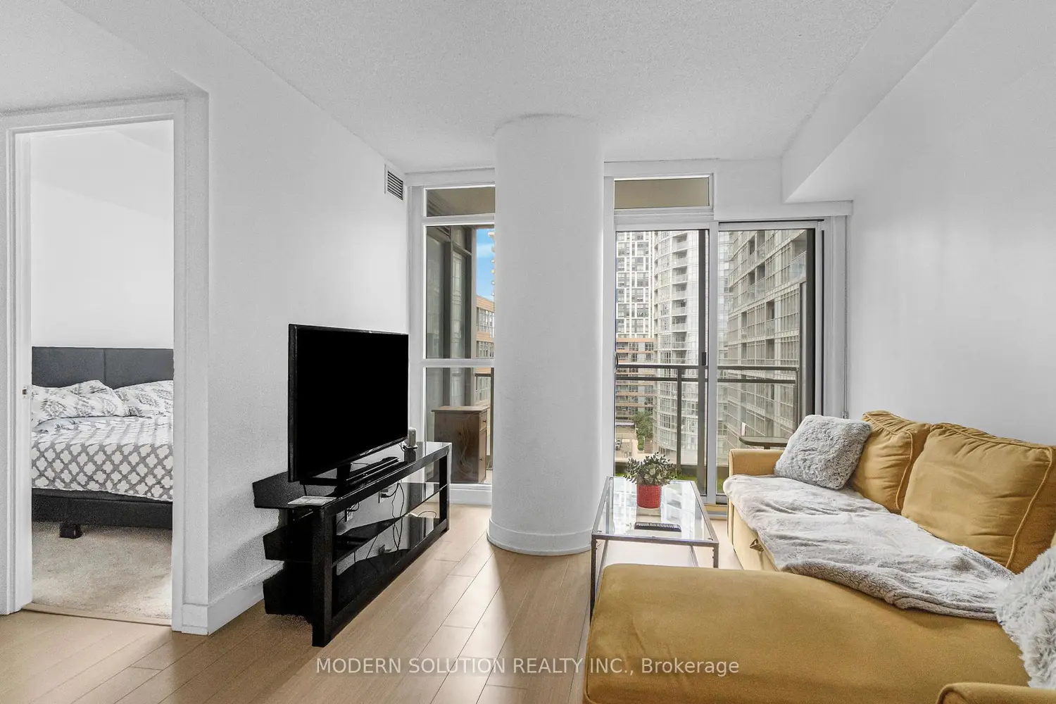 Additional image 11 of 10 Capreol Court 925