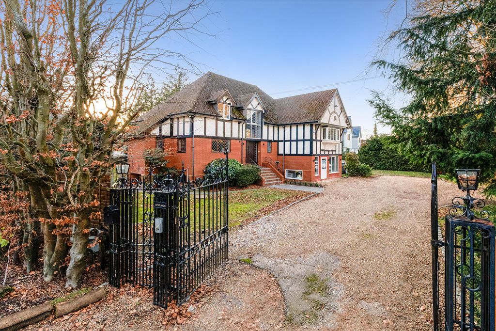 Additional image 14 of 5 bed detached house to rentLowlands, Fishery Road, Maidenhead, Berkshire SL6