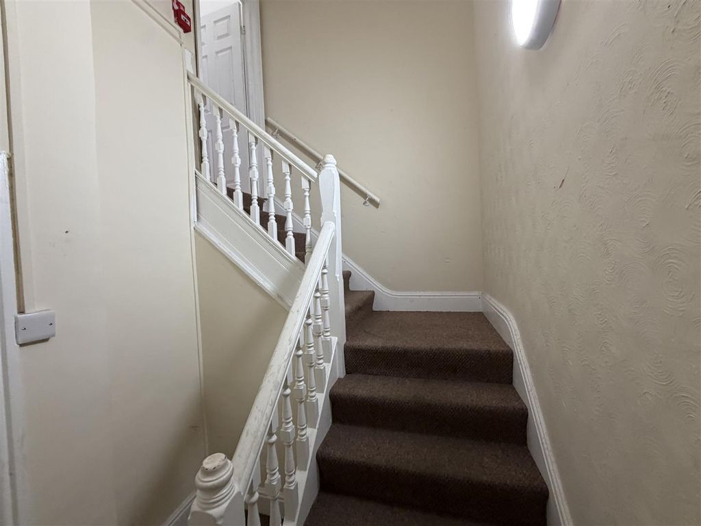 Additional image 6 of 3 bed flat to rentGreenfield Road, Colwyn Bay LL29