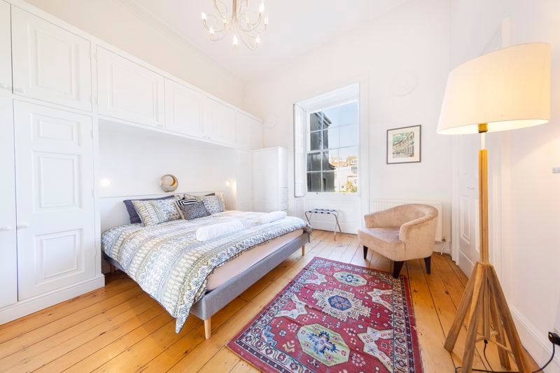 3 bed flat to rentRoyal York Crescent, Bristol BS8 photo 2