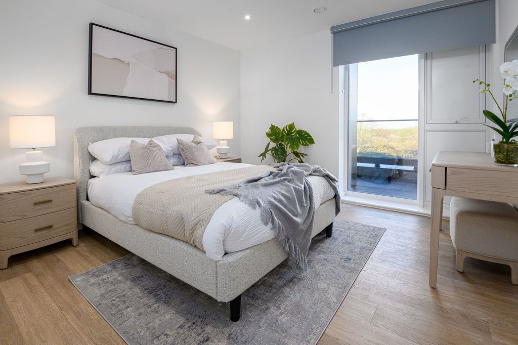 Additional image 4 of Studio to rentStation Avenue, Walton-On-Thames KT12