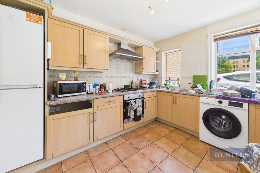 5 bed flat to rentDevonshire Road, Southampton SO15 photo 2