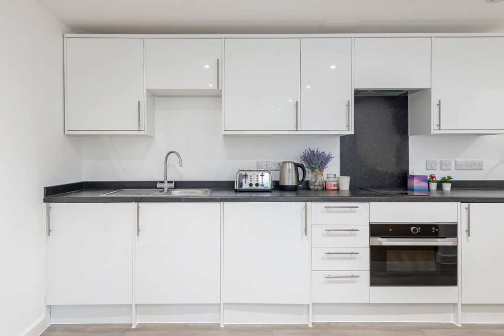 2 bed flat to rentLower Bristol Road, Bath BA2 photo 2