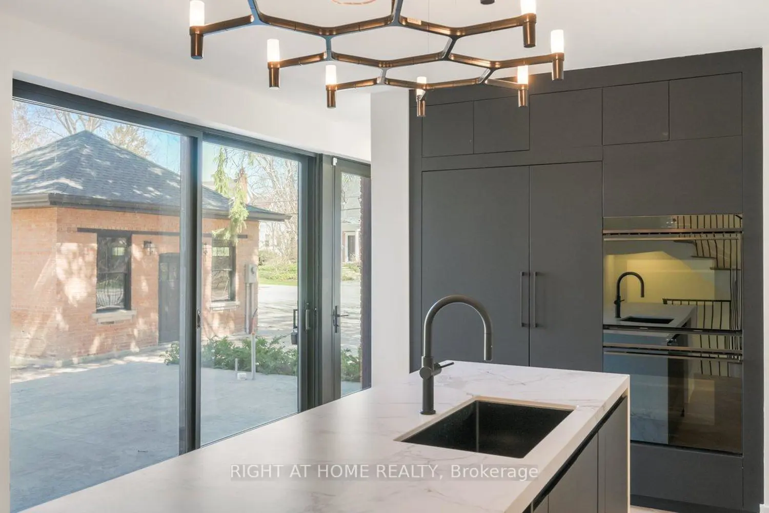 Additional image 10 of 2187 Lakeshore Road