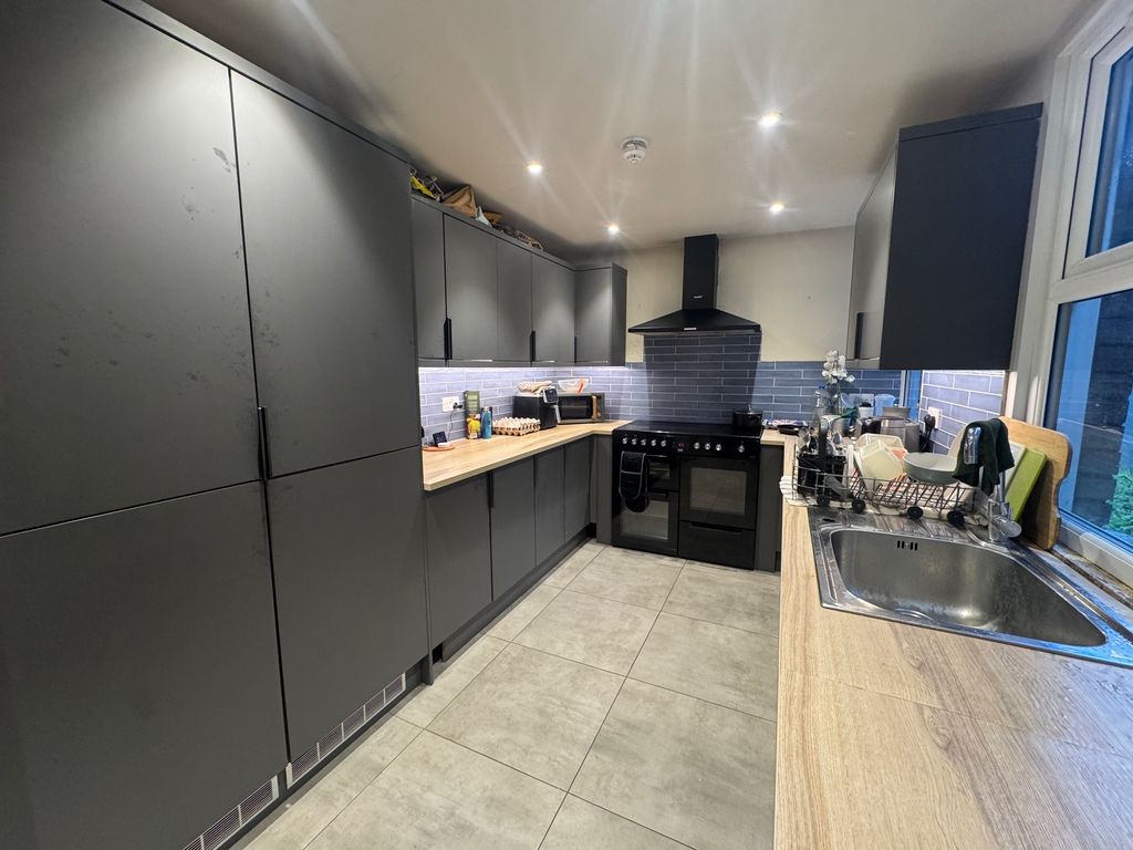 Additional image 7 of 2 bed shared accommodation to rent15 Russell Rise, Luton LU1