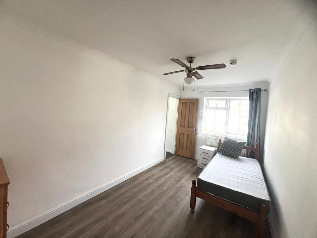 Additional image 5 of 10 bed detached house to rentSomerset Way, Iver SL0