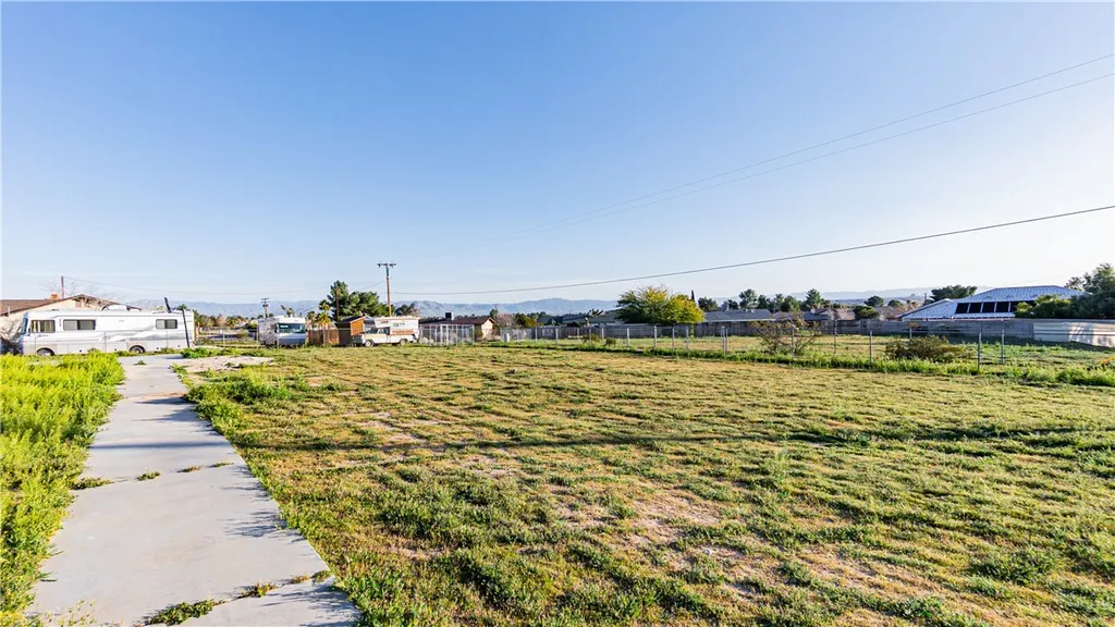 15358 Apple Valley Rd, Apple Valley, CA 92307