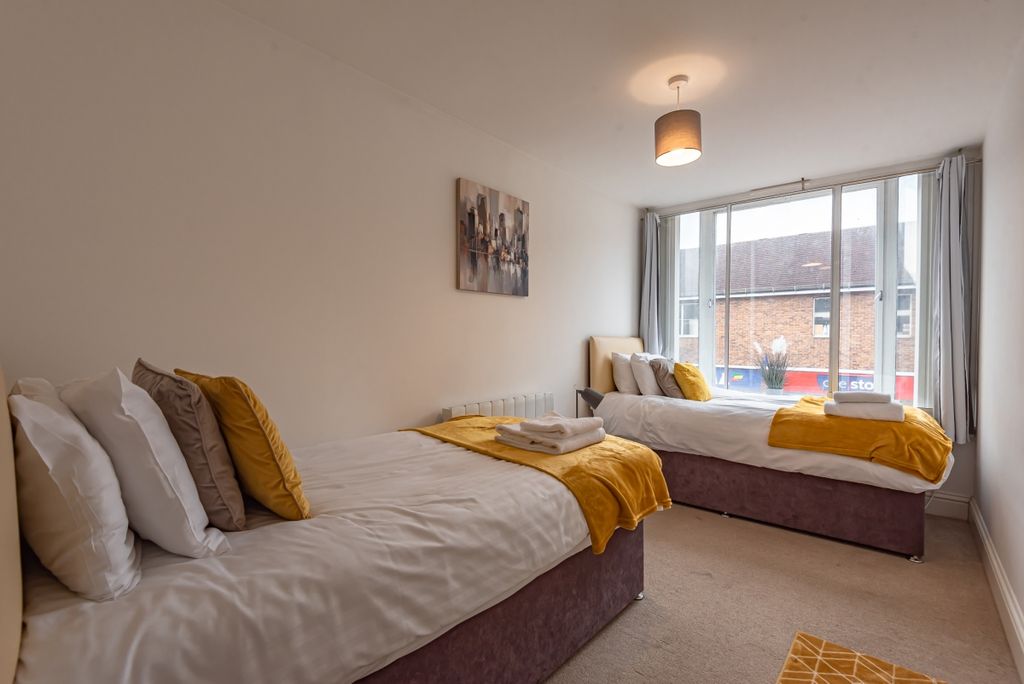 Additional image 7 of 2 bed flat to rentBear Lane, Newbury RG14